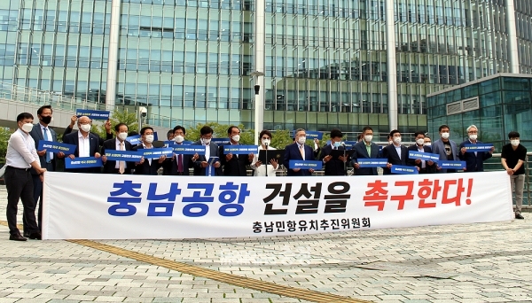 국토교통부 추산 최대 28조6000억 원에 달하는 가덕도신공항은 예비타당성 조사도 거치지 않고 추진될 수 있게 된 반면 509억 원이면 가능한 서산공항에는 왜 그리 엄격한 잣대를 들이대고 있는지 충청인들이 의문을 품기 시작한 것이다. (자료사진: 굿모닝충청=김갑수 기자)