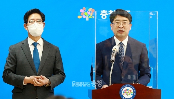 맹정호 서산시장은 3일, 서산공항이 정부의 예비타당성 조사 대상 사업에 선정된 것과 관련 “충남도민의 목소리에 정부가 응답했다”고 말했다. (서산시 제공: 왼쪽부터 양승조 충남지사와 맹정호 서산시장/ 굿모닝충청=김갑수 기자)