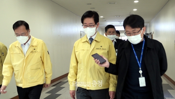 양승조 충남지사가 관심이 쏠리고 있는 천안시 부시장 자리에 대해 짧게나마 입장을 밝혔다. (기자회견을 마치고 이동하고 있는 이필영 행정부지사와 양승조 충남지사/ 굿모닝충청=이종현 기자)