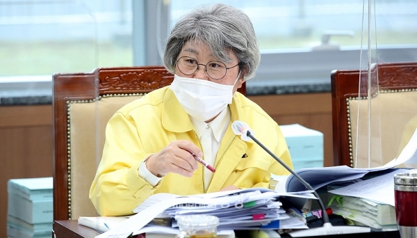 충남도의회 김명숙 의원(민주, 청양)은 지난 8일 예결특위에서 “경상적 경비, 행사 경비를 이월할 수 있나?”라며 이창규 기획조정실장에게 확인을 요청했다. (자료사진: 충남도의회 홈페이지)