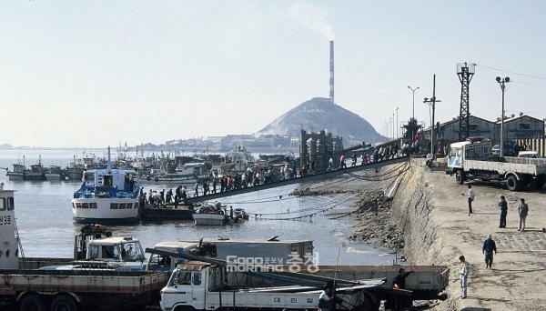 1936년 조성된 장항제련소의 경우 국내 3대 제련소로 꼽힐 정도였다. 장항제련소가 운영된 54년 간(1936~1989) 이 일대 토양은 중금속 오염으로 인해 심각한 문제가 발생하기도 했다. (충남도 제공: 1970년대 장항제련소 일원)