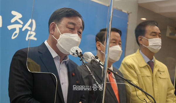 황선봉 예산군수가 서해선 복선전철 삽교역 신설 확정 기자회견에서 기쁨을 감추지 못했다. (왼쪽부터 황선봉 예산군수, 충남도의회 김기영·방한일 의원. 사진=굿모닝충청 이종현 기자)