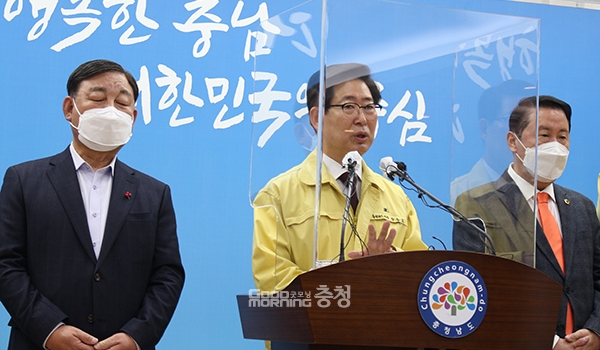 양승조 충남지사가 2차 공공기관 이전이 기약 없이 미뤄지고 있는 점에 대해 유감을 표명했다. (왼쪽부터 황선봉 예산군수, 양승조 충남지사, 충남도의회 김기영 의원. 사진=굿모닝충청 이종현 기자)