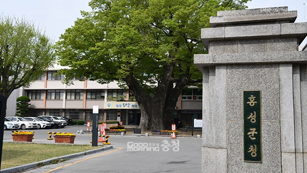 예산군의 숙원 사업이던 서해선 복선전철 삽교역사 신설이 확정된 가운데 충남 4대 광역행정기관(도청·도의회·교육청·경찰청) 소재지 내포신도시 이웃인 홍성군이 축하의 뜻을 전해 눈길을 끌고 있다. (홍성군청 전경. 자료사진=본사DB/굿모닝충청 이종현 기자)