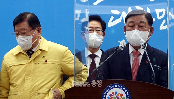 김석환 홍성군수와 황선봉 예산군수가 30일 충남도청 프레스센터에서 진행된 KBS 충남방송국 설립 관련 예산 5억 원 반영 관련 기자회견에서 기쁨을 감추지 못했다. (왼쪽부터 김석환 홍성군수, 양승조 충남지사, 황선봉 예산군수. 사진=굿모닝충청 김갑수 기자)