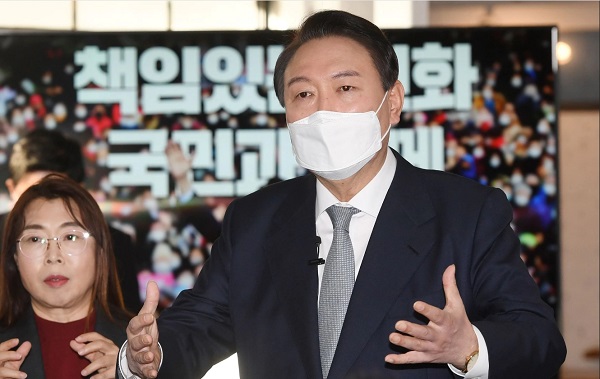 멸치와 콩으로 ‘멸공 놀이’를 하던 국민의힘 윤석열 후보가 급기야 11일 북한을 향한 '선제 타격론'을 제기하며 극우 본색을 드러냈다./굿모닝충청 정문영 기자