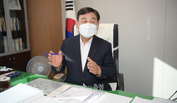 황선봉 예산군수가 지역 최대 현안인 서해선 복선전철 삽교역사 신설과 관련 지역주민과 양승조 충남지사, 국민의힘 홍문표 국회의원(홍성·예산)에게 감사의 뜻을 전했다. 최근 굿모닝충청과 만난 자리를 통해서다. (사진=예산군 제공/굿모닝충청 이종현 기자)