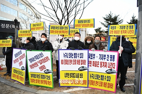 황 군수는 그러면서 “집회가 열리는 날 오전마다 참석자들에게 전화로 격려했는데 불평, 불만 없이 ‘당연히 우리가 해야 하는 일’이라고 말해준 주민들에게 너무 감사한 마음을 갖고 있다”고 강조했다. (지난해 1월 집회 현장 모습. 왼쪽에서 두번째 이영재 위원장, 네 번째 황선봉 군수. 자료사진=예산군 제공/굿모닝충청 이종현 기자)