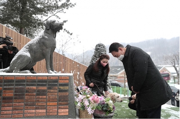네티즌 “尹, 개 동상 앞에 묵념하는 대선후보는 전무후무” < 중앙핫클릭 < 정치 < 뉴스플러스 < 기사본문 - 굿모닝충청