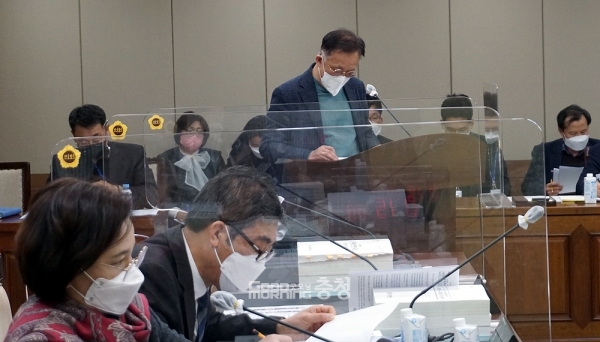 충남도의회 행정문화위원회(위원장 정병기) 소속 의원들이 김현식 충남문화재단 대표이사를 향해 집중 공세를 퍼부었다. (굿모닝충청=김갑수 기자)