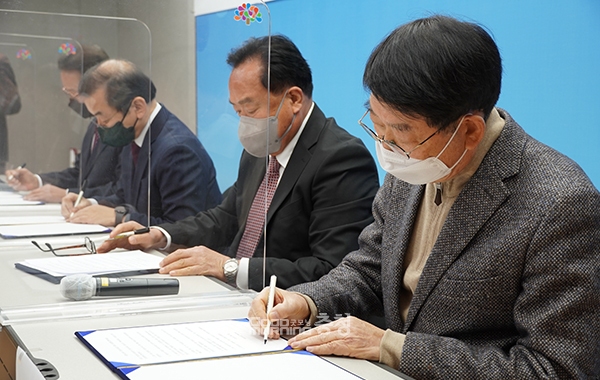 오른쪽부터 조삼래 공주대 명예교수, 이병학 예비후보, 박하식 예비후보, 명노희 전 충남도의회 교육위원이 3일 오전 충남도청 프레스센터에서 중도·보수 후보 단일화 합의서에 서명하고 있다. (사진=굿모니충청 이종현 기자)