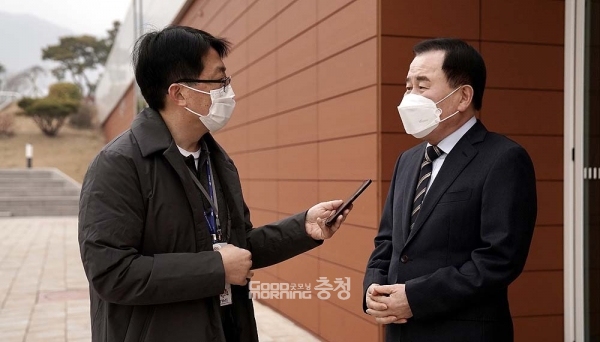 김지철 충남교육감이 자신을 향한 보수진영 교육감 선거 출마 예정자들의 ‘전교조 프레임 공세’에 대해 에둘러 불편한 심기를 드러냈다. (굿모닝충청=김갑수 기자)