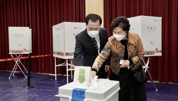 부인 양현옥 여사와 함께 내포신도시 충남도서관에서 사전투표에 참여한 김지철 교육감은 “좋은 일꾼을 뽑는다는 마음으로 투표했다”고 말했다.
