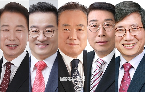 충남교육혁신포럼(상임대표 강용구, 이하 혁신포럼) 주도의 충남교육감 중도·보수 단일화가 추진 중인 가운데, 이와 별도로 다른 단체가 단일화를 추진하면서 선거의 또 다른 변수로 작용하고 있다. (왼쪽부터 명노희 충남교육의원총회 부의장, 박하식 전 충남삼성고 교장, 이병학 전 충남도 교육위원회 부의장, 조삼래 전 공주대 교수, 조영종 전 한국교원단체총연합회 37대 수석부회장. 자료사진=본사DB/굿모닝충청 이종현 기자)