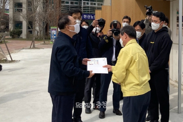 노박래 서천군수가 홍남기 경제부총리에게 ‘옛 장항제련소 오염정화토지 생태복원 사업’ 등 지역 현안을 건의했다. (사진=서천군 제공/굿모닝충청 이종현 기자)