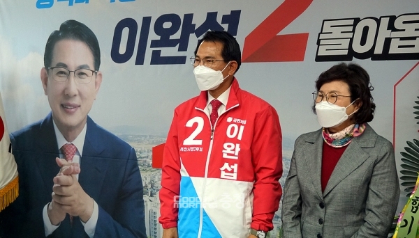 2018년 지방선거 낙선의 경험이 오히려 자신의 경쟁력을 높이는 계기가 됐다는 얘기다. (이완섭 예비후보와 부인 서귀례 씨가 참가자들에게 인사하고 있다)