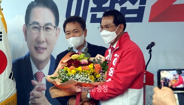 본격적인 행사에 앞서 이완섭 예비후보가 최근 국민의힘 정책위의장에 선임된 성일종 국회의원에게 꽃다발을 전달하고 있다.