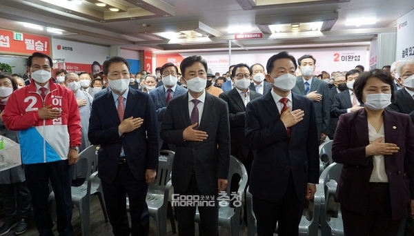 주요 참가자들은 이완섭 예비후보의 행정경험과 능력을 평가하며 힘을 실었다. (왼쪽부터 이완섭 예비후보, 성일종 국회의원, 김태흠 국회의원, 박찬우 충남도지사 예비후보, 이연희 서산시의회 의장)
