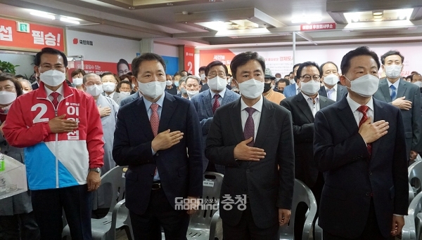 이완섭 서산시장 예비후보 선거사무소 개소식에 참석한 주요 인사들. (왼쪽부터 이완섭 예비후보, 성일종 국회의원, 김태흠 국회의원, 박찬우 예비후보)