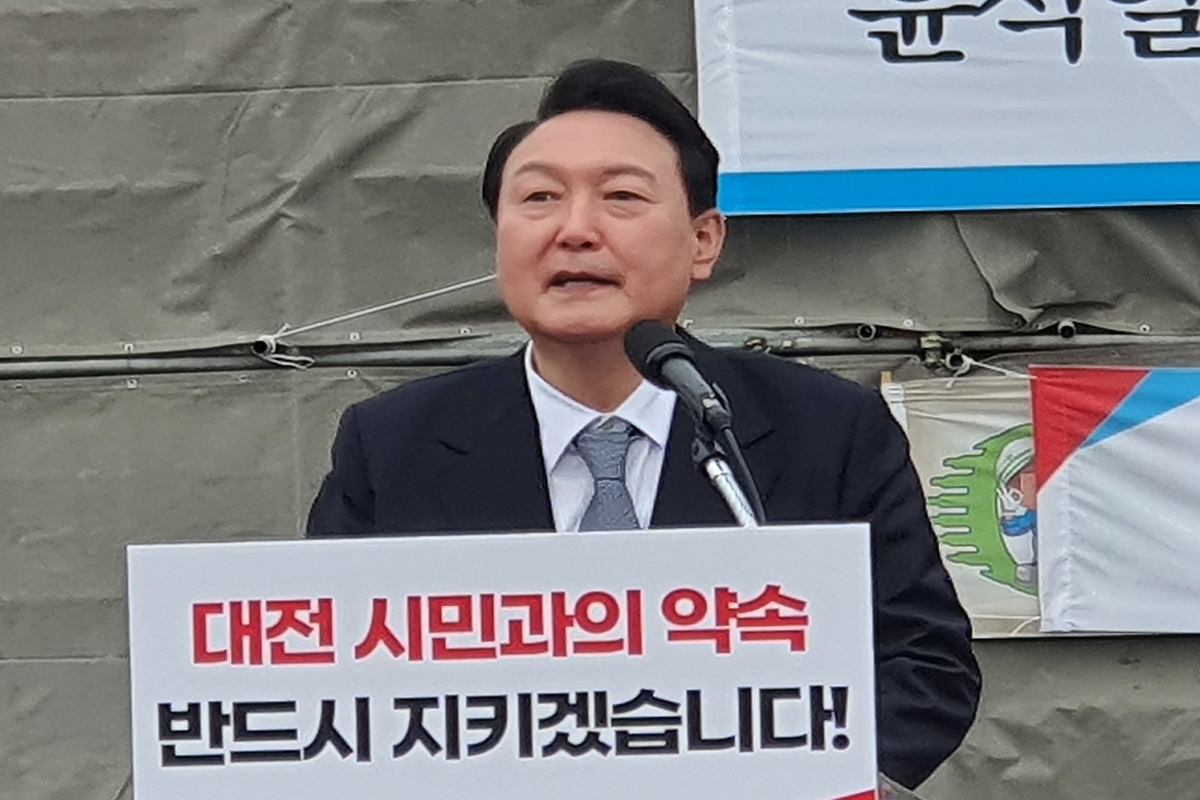 윤 당선인이 28일 대전 중앙시장에 방문해 시민들에게 인사를 전하고 있다/굿모닝충청 김지현 기자