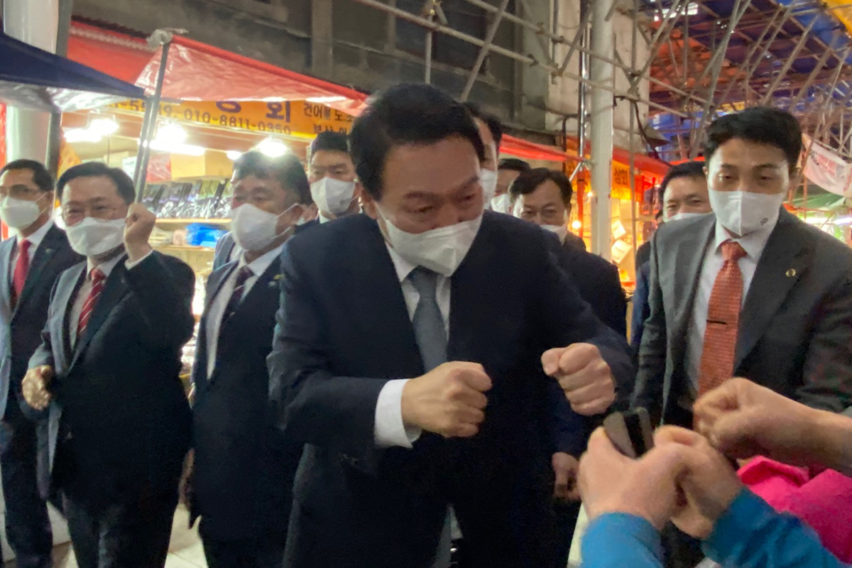 윤 당선인이 28일 대전 중앙시장에서 시민들과 주먹 악수를 나누고 있다/굿모닝충청 김지현 기자