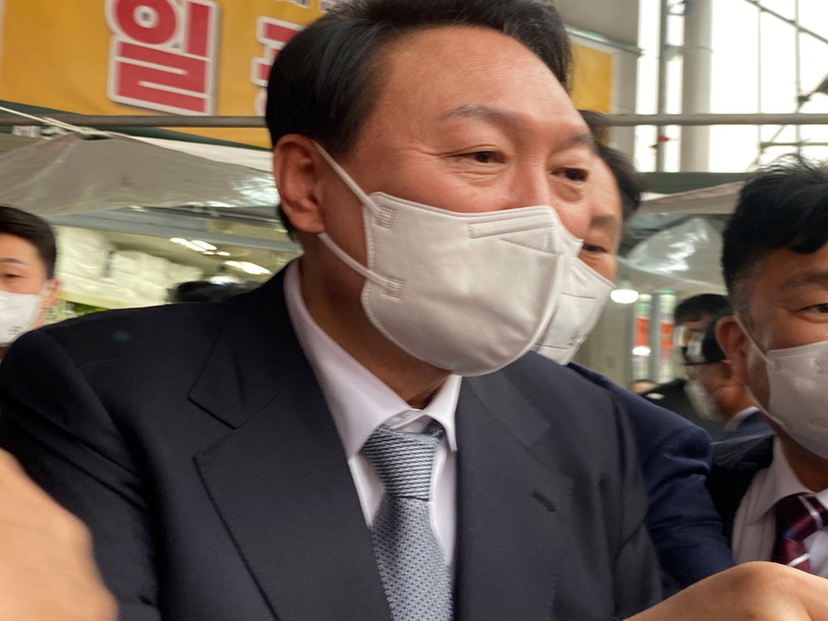 윤 당선인이 28일 대전 중앙시장을 방문해 시민들과 주먹 악수를 나누고 있다/굿모닝충청 김지현 기자