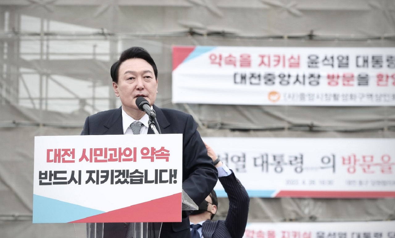 28일 대전 중앙시장을 방문한 윤석열 대통령 당선자. 사진=대통령직 인수위원회 제공/굿모닝충청 황해동 기자