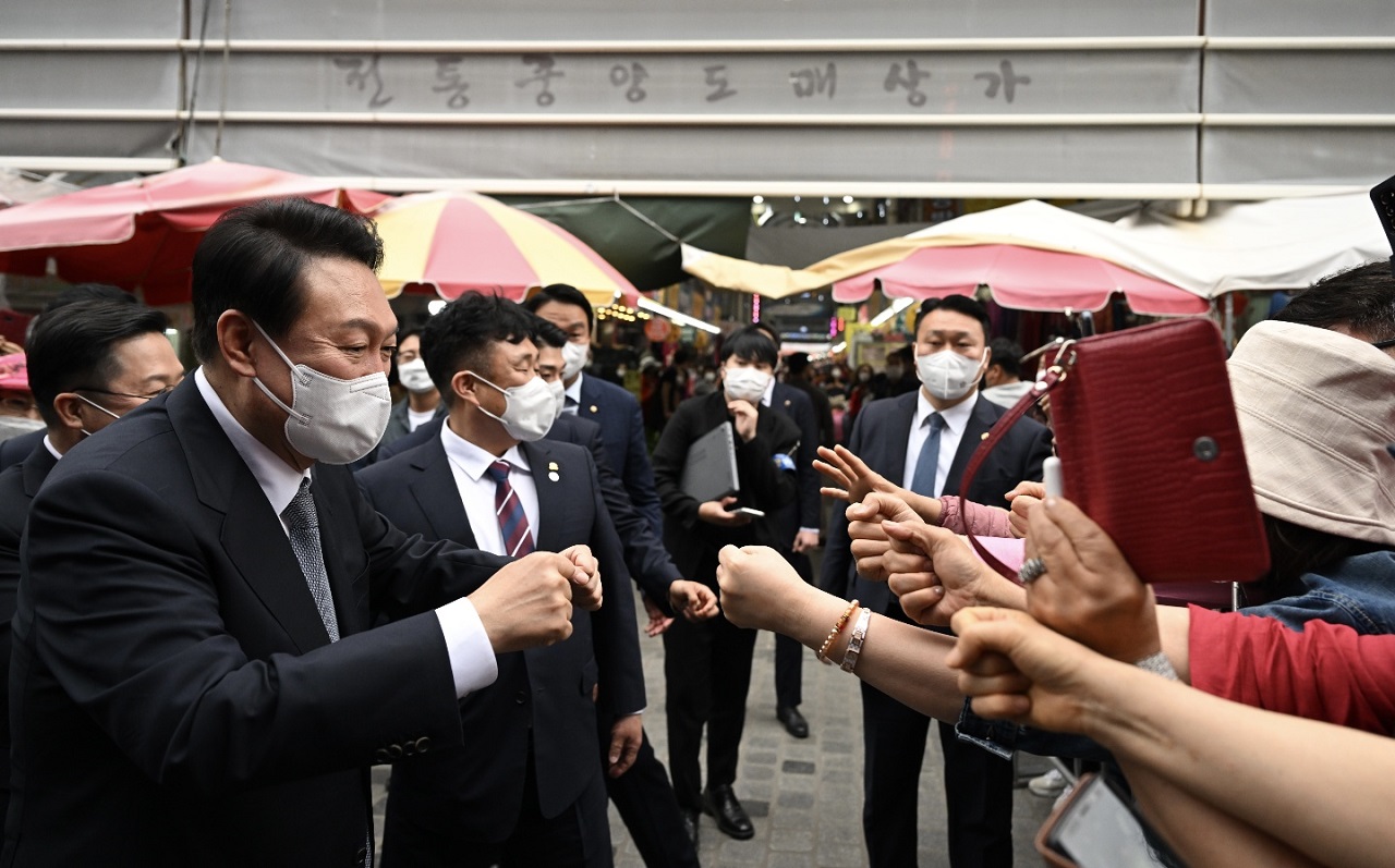 상인, 시민들과 주먹인사를 나누는 윤 당선자. 사진=대통령직 인수위원회 제공/굿모닝충청 황해동 기자