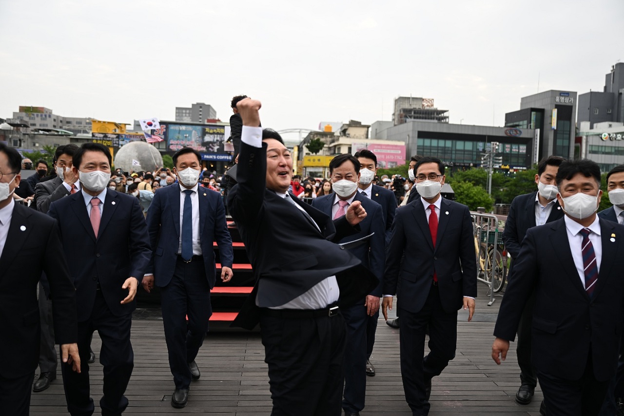 어퍼컷 세레모니를 보이고 있는 윤 당선자. 사진=대통령직 인수위원회 제공/굿모닝충청 황해동 기자