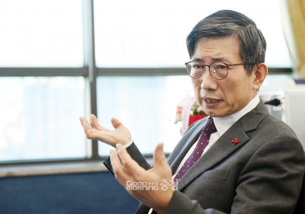 조영종 충남교육감 예비후보가 3선 도전을 선언한 김지철 교육감과 충남교육혁신포럼 주도 보수 단일 후보로 선출된 이병학 예비후보를 싸잡아 비판하고 나섰다. (자료사진=본사DB/굿모닝충청 이종현 기자)