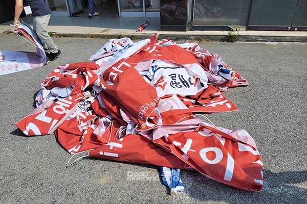 김지철 충남교육감 후보 캠프는 한 학부모단체가 김 후보를 비방하는 현수막을 내걸었다며 25일 해당 단체를 경찰에 고발했다고 밝혔다. (김지철 후보 캠프가 수거한 현수막. 사진=캠프 제공/굿모닝충청 이종현 기자)