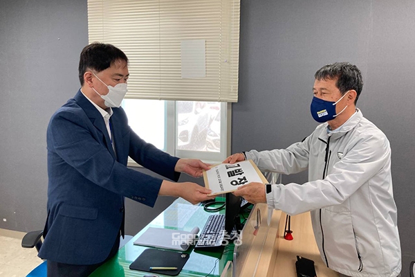 황선선 김지철 후보 캠프 총괄선대본부장이 25일 천안서북경찰서를 찾아 현수막을 게시한 단체에 대한 고발장을 접수하고 있다. (사진=캠프 제공/굿모닝충청 이종현 기자)