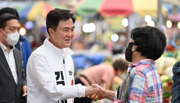 김태흠 국민의힘 충남도지사 후보는 28일 도내 4개 의료원(천안·공주·서산·홍성)에 대한 기능 보강과 응급의료 확충, 국가 특화병원 유치 등 공공의료체계 강화 방안을 추진하겠다고 밝혔다. (캠프 제공/ 굿모닝충청=김갑수 기자)