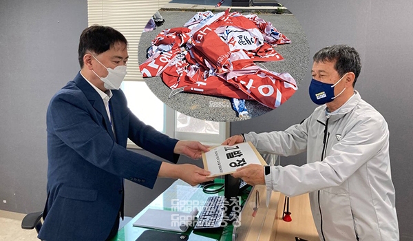 황성선 김지철 후보 캠프 총괄선대본부장이 25일 천안서북경찰서를 찾아 현수막을 게시한 단체에 대한 고발장을 접수하고 있다. (사진=캠프 제공/굿모닝충청 이종현 기자)