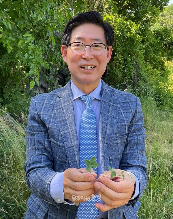 6.1 지방선거 최대 이변 중 하나는 5전 전승의 양승조 더불어민주당 충남도지사 후보가 고배를 마셨다는 점이다. (페이스북: 투표를 마치고 성묘를 한 뒤 네잎 클로버를 찾았다는 양 후보/ 굿모닝충청=김갑수 기자)