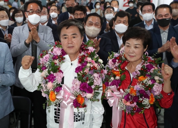김태흠 국민의힘 충남도지사 당선인은 1일 “(민선7기) 연속적인 사업을 유지하고 계승할 것”이라며 “연말까지 6개월 정도 인사이동은 하지 않겠다”고 말했다. (김태흠 당선인과 부인 이미숙 여사/ 굿모닝충청=채원상 기자)