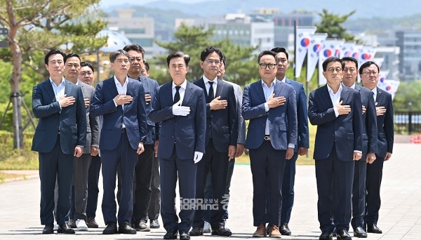 김태흠 충남도지사 당선인의 인수위원회 구성에 정·관계의 이목이 집중되고 있다. 현재로선 아무런 윤곽조차 잡히지 않고 있는 가운데, 민선8기 도정 운영 방향성이 윤곽을 드러낼 거란 점에서 당분간 관심이 쏠릴 전망이다. (캠프 제공: 2일 오전 내포신도시 보훈공원을 찾은 김태흠 당선인과 선대위 관계자들/ 굿모닝충청=김갑수 기자)