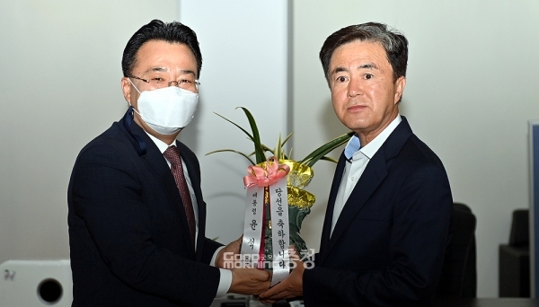 다만 아직은 인수위 구성에 대한 초안 조차 마련되지 않았다는 게 김태흠 당선인 주변의 반응이다. (캠프 제공: 윤석열 대통령이 보낸 축하난을 받고 있는 김 당선인)