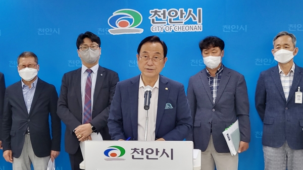 박상돈 천안시장이 3일 천안시청 브리핑실에서 기자회견을 열고 제27회 환경의 날을 맞아 ‘2030 환경안전수도 천안’이라는 비전을 선포했다. (굿모닝충청=박지현 기자)