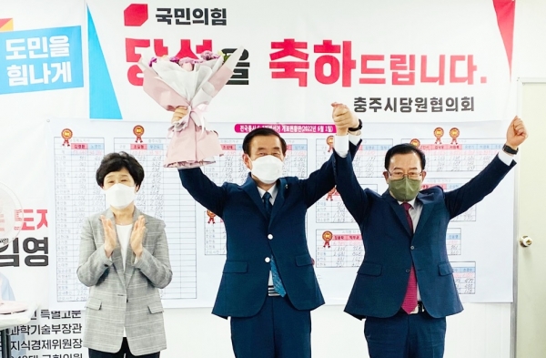 국민의힘 충주당협 당선인 축하 간담회에서 꽃다발 받는 조길형 충주시장(가운데). 사진=국민의힘 충주당협/굿모닝충청 김태린 기자