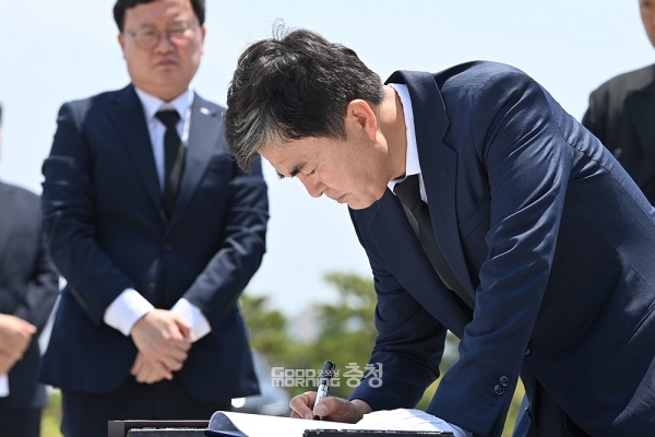 김태흠 충남도지사 당선인은 “충남이 대한민국의 중심이자 핵심으로 나아가기 위한 측면에서, 전체적인 미래 비전을 정리하고 대못을 박겠다”고 말했다. (캠프 제공: 지난 2일 내포신도시 보훈공원을 찾아 참배하고 방명록을 작성 중인 김태흠 당선인/ 굿모닝충청=김갑수 기자)