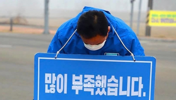 어기구 국회의원(당진)은 4일 “대선과 지방선거에서 패하고 계파싸움이니 뭐니 말들이 많다. 하루 빨리 추스르고 새 길을 찾아가야 한다”며 “지금은 연거푸 선거에 지고 후보나 당원들, 지지자들 모두 힘든 때이다. 서로 위로해 주고 위로를 받을 때라고 생각한다”고 강조했다. (페이스북)