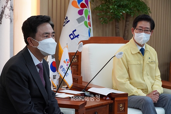 9일 힘쎈 충남 준비위원회 현판식·위촉식에 앞서 충남도청을 찾은 김태흠 도지사 당선인과 양승조 충남지사의 사전 환담이 비교적 화기애애한 가운데 끝났다. (왼쪽부터 김태흠 도지사 당선인, 양승조 지사. 사진=굿모닝충청 이종현 기자)