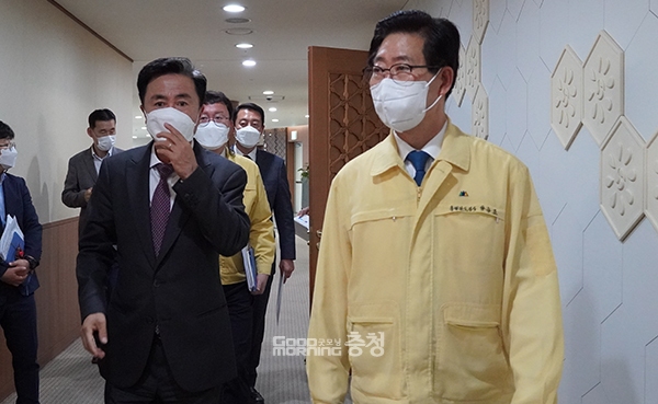 김태흠 도지사 당선인과 양승조 지사가 충남도청 외부인사접견실로 향하고 있다. (사진=굿모닝충청 이종현 기자)