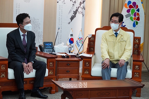 김태흠 도지사 당선인과 양승조 지사가 충남도청 외부인사접견실에서 환담하고 있다. (사진=굿모닝충청 이종현 기자)