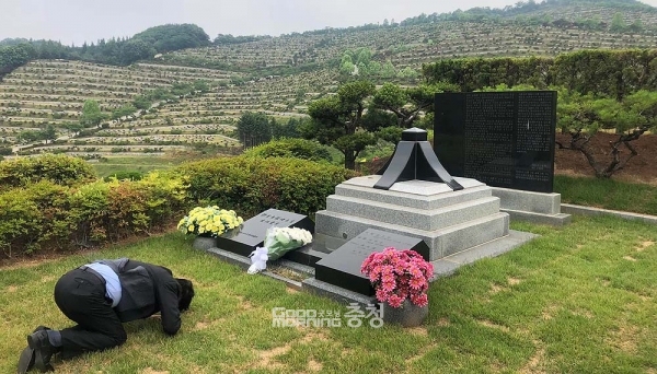 김태흠 충남도지사 당선인이 고(故) 김용환 전 재무부 장관과 고(故) 이완구 전 국무총리의 묘소를 찾아 큰절을 올린 것으로 11일 확인됐다. (페이스북: 천안추모공원에 잠든 김용환 전 장관 묘소에 큰절을 하고 있는 김태흠 당선인/ 굿모닝충청=김갑수 기자)