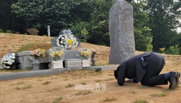 이완구 전 총리와 인연은 더욱 각별하다. 2006년 한나라당 도지사 경선 당시 충남지역 당협위원장 중 유일하게 이 전 총리를 도운 사람이 김태흠 전 당선인으로 알려져 있을 정도다. (페이스북)