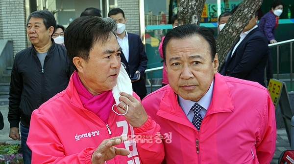 이완구 전 총리는 “100이면 100 ‘이완구는 안 된다’고 했을 때 저를 도운 사람이 김태흠”이라며 오늘날의 자신을 있게 만든 사람이 김태흠 당선인이라고 기회가 있을 때마다 강조해 왔다. (자료사진: 21대 총선 당시인 지난 2020년 4월 보령을 찾아 김태흠 미래통합당 국회의원 후보 지원유세에 나선 이완구 전 총리)