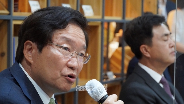 민선8기 김태흠 도정의 출범을 뒷받침하고 있는 ‘힘쎈(센) 충남 준비위원회(준비위)’가 별도의 홈페이지를 개설하고 도민 의견 수렴에 나선다. (13일 오전 충남도청에서 기자간담회를 갖고 있는 김영석 준비위원장과 김태흠 당선인/ 굿모닝충청=이종현 기자)