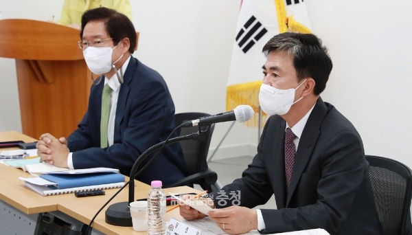 김태흠 충남도지사 당선인은 13일 “내년 정부예산이 올해보다 4~5% 정도 늘어서는 안 된다”며 “적어도 10% 이상, 1조 원 이상 확보한다는 목표를 잡아야 한다”고 말했다. (준비위 제공: 왼쪽부터 김영석 준비위원장과 김태흠 당선인/ 굿모닝충청=김갑수 기자)